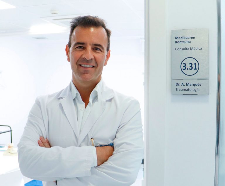 Especialista en columna valorando dolor lumbar y síntomas hacia la pierna